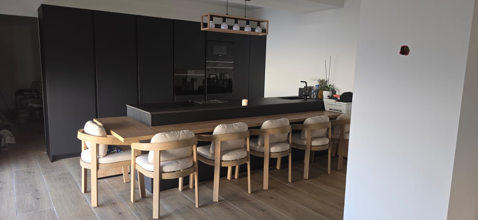 Vue d’ensemble d’une cuisine noire contemporaine réalisée par le partenaire